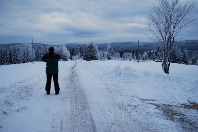 Taget i jämnhöjd med övre grannes stuga, rikning söder
